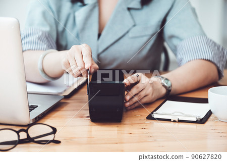 card swipe machine, cyber security, convenience of payment, staff use EDC card machine to swipe customer credit card to make in-store purchases. card swipe machine, cyber security, convenience of payment, staff use EDC card machine to swipe customer credit card to make in-store purchases. 90627820