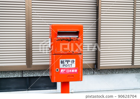 一個孤零零地矗立在城市裡的帖子 90628704