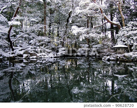 Snow scene of Tenju-an Temple in Nanzenji Temple, Kyoto 90628720