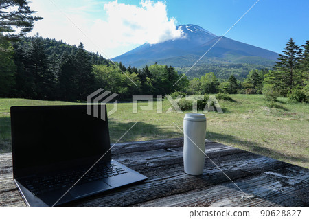 Workation image on a plateau overlooking Mt. Fuji (Shizuoka Mizugatsuka Park, May 2022) Workation image on a plateau overlooking Mt. Fuji (Shizuoka Mizugatsuka Park, May 2022) 90628827
