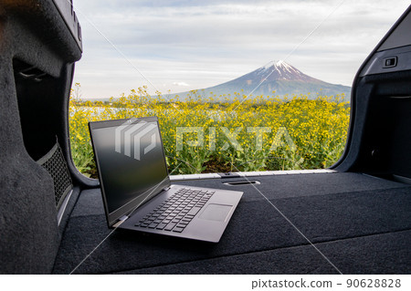 車內遠程辦公 富士山和油菜花田（河口湖，2022 年 5 月） 90628828