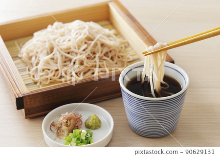用筷子提起的白色 100% Zaru 蕎麥麵 用筷子提起的白色 100% Zaru 蕎麥麵 90629131