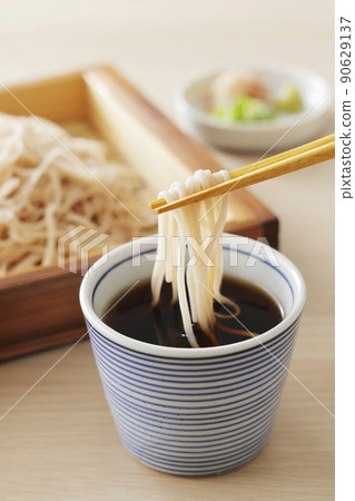 用筷子提起的白色 100% Zaru 蕎麥麵 90629137