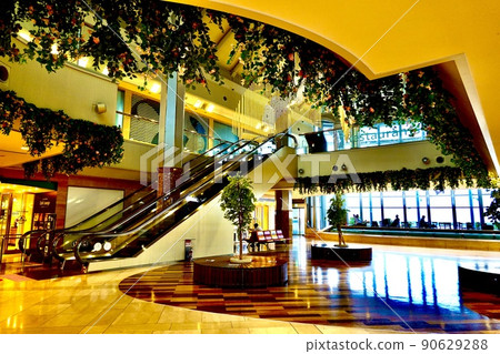 Kansai International Airport Aero Plaza 2nd to 3rd floor atrium elevator scenery 90629288