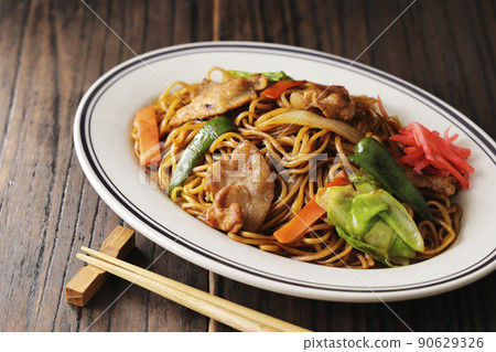 Common sauce fried noodles placed on a black plate Common sauce fried noodles placed on a black plate 90629326
