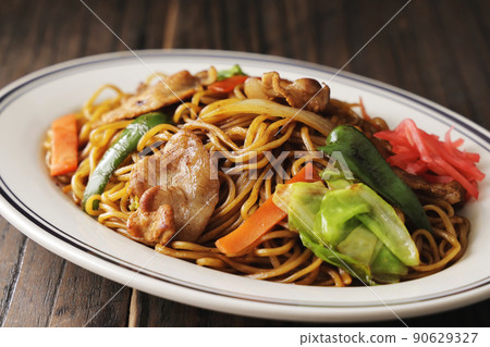 Common sauce fried noodles placed on a black plate Common sauce fried noodles placed on a black plate 90629327