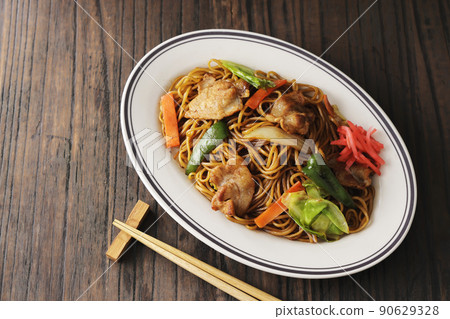 Common sauce fried noodles placed on a black plate Common sauce fried noodles placed on a black plate 90629328
