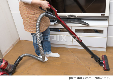 [Middle housewife cleaning flooring with a cyclone cleaner] 90629449