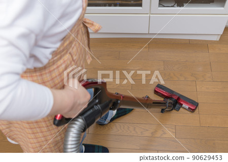[Middle housewife cleaning flooring with a cyclone cleaner] 90629453