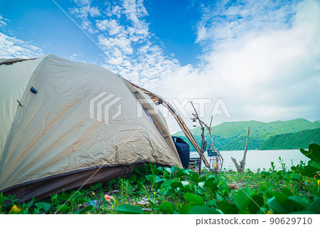 單人帳篷營地 粗糙的營地後視圖背景 海復制空間 藍天 單人帳篷營地 粗糙的營地後視圖背景 海復制空間 藍天 90629710