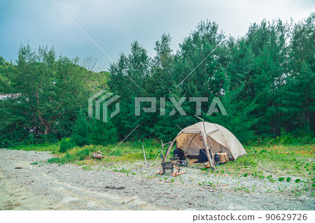 沙灘和森林營地 單人帳篷 粗野營地 森林天空 複製空間 沙灘和森林營地 單人帳篷 粗野營地 森林天空 複製空間 90629726