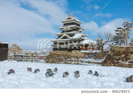 Snow-covered Matsumoto Castle [Focus position is castle] 90629953