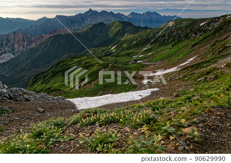 Mt. Yarigatake and Mt. Hotaka in the morning seen from Mt. Mitsumata Renka 90629990