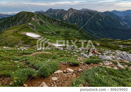 早晨從雙六山的山脊線看到的三俁山、鷲羽山、水翔山 早晨從雙六山的山脊線看到的三俁山、鷲羽山、水翔山 90629992