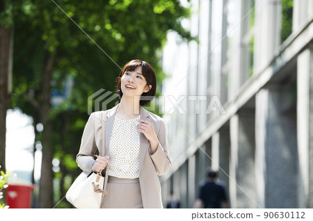 走在辦公室鎮的一個少婦 90630112