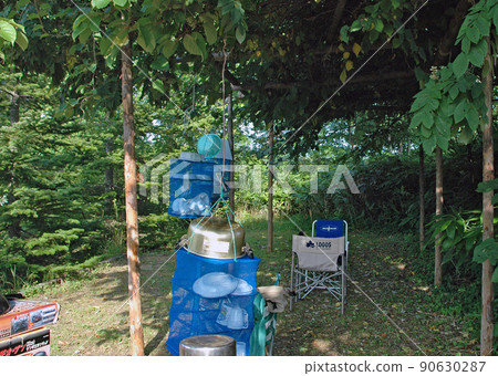 I took pictures of chairs, clothesline nets, and tableware floating in the sunlight through the woods of the campsite. I took pictures of chairs, clothesline nets, and tableware floating in the sunlight through the woods of the campsite. 90630287