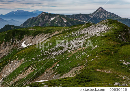 從北阿爾卑斯山的雙六山看到的笠嶽山和乘鞍山/禦嶽山 從北阿爾卑斯山的雙六山看到的笠嶽山和乘鞍山/禦嶽山 90630426