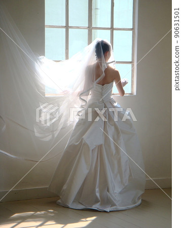 穿著漂亮的婚紗在工作室拍婚紗照 穿著漂亮的婚紗在工作室拍婚紗照 90631501
