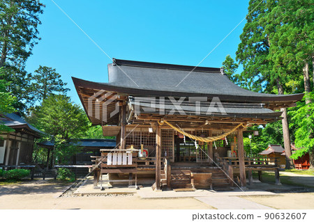[Tajima Kuniichinomiya] Haiden of Izushi Shrine and early summer scenery in the precincts 1 Izushi-cho, Toyooka City, Hyogo Prefecture 90632607