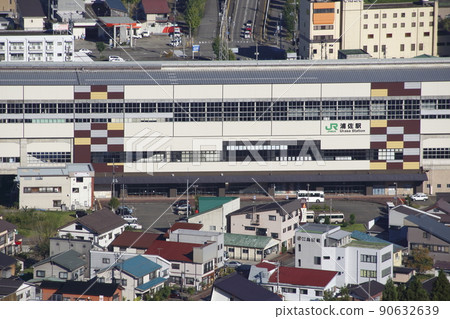 A bird's-eye view of the farewell message for the Joetsu Shinkansen E4 series displayed at the west exit of Urasa Station 90632639
