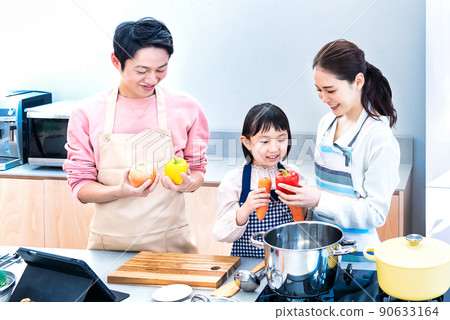 和家人一起做飯 90633164