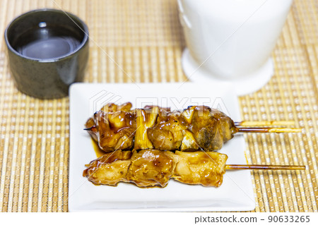烤雞肉串和清酒 烤雞肉串和清酒 90633265