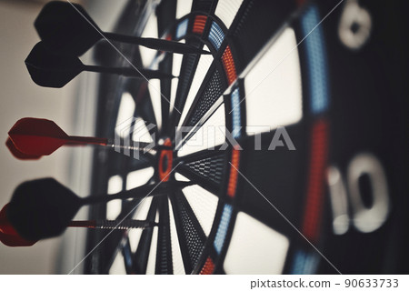 Dart board and arrow 90633733