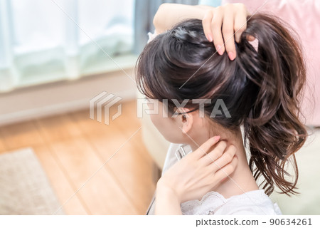 綁她的頭髮的年輕女人 綁她的頭髮的年輕女人 90634261