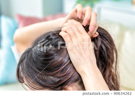 綁她的頭髮的年輕女人 綁她的頭髮的年輕女人 90634262