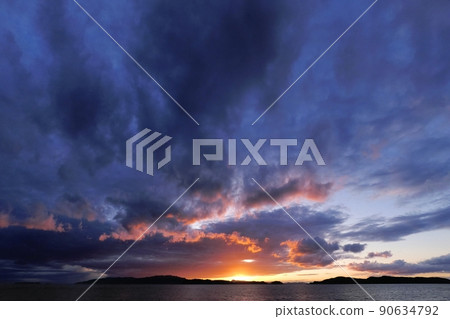 初夏海岸的戲劇性日落，超廣角，天空，220607pm 90634792