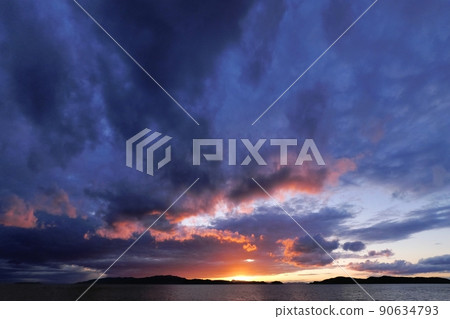 初夏海岸的戲劇性日落,超廣角,天空,220607pm 初夏海岸的戲劇性日落,超廣角,天空,220607pm 90634793