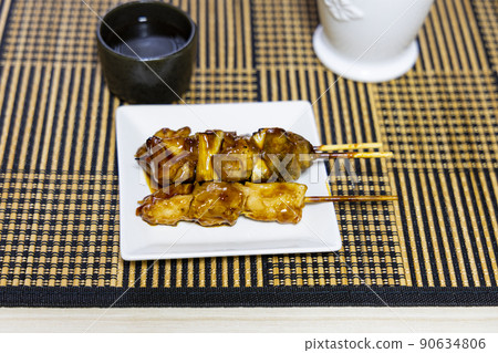 烤雞肉串和清酒 烤雞肉串和清酒 90634806