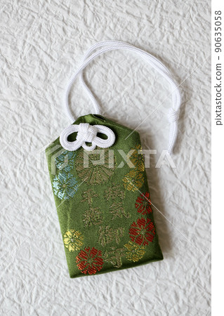Amulets for recovery from illness, Japanese amulets, prayers for good health 90635058
