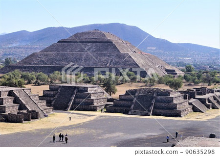 從月球金字塔看到的墨西哥特奧蒂瓦坎遺址太陽金字塔 從月球金字塔看到的墨西哥特奧蒂瓦坎遺址太陽金字塔 90635298