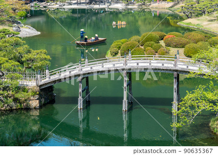 香川縣高松市栗林園 栗林園的飛峰和划船的代表景觀 香川縣高松市栗林園 栗林園的飛峰和划船的代表景觀 90635367