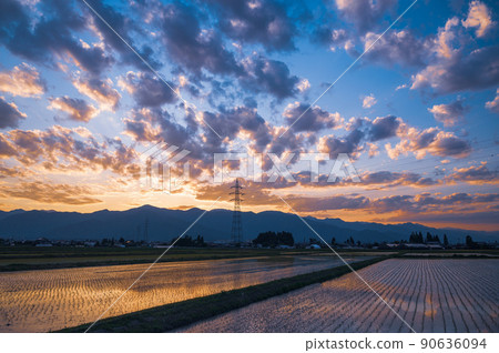 黃昏松本市的鄉村和山景 90636094