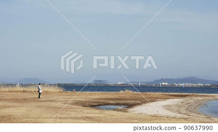 Alone Autumn / Winter Tatsu Coastal scenery Lonely trip Lake Biwa Looking at the sky 90637990