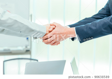 西裝和工作服的男人握手(沒有合同,沒有臉) 西裝和工作服的男人握手(沒有合同,沒有臉) 90638589