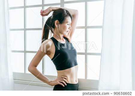 中老年女性穿著瑜伽服做伸展和柔韌運動（資料） 90638602