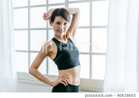 穿著瑜伽服的中年日本女性（美麗的身體，微笑） 90638603