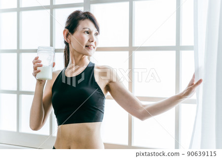 中老年女性飲用蛋白質(肌肉訓練鍛煉) 中老年女性飲用蛋白質(肌肉訓練鍛煉) 90639115