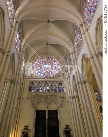 [西班牙] 托萊多大教堂的白色天花板和彩色玻璃（托萊多） 90639758