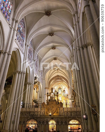 [西班牙] 托萊多大教堂的白色天花板和彩色玻璃（托萊多） 90639759