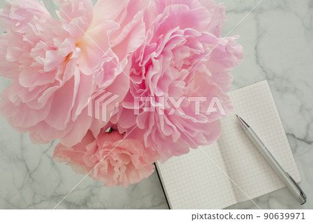 粉紅色的花朵和記事本的圖像 90639971