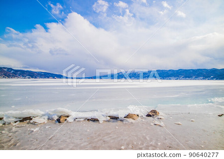 Natural phenomenon limited to the midwinter season: Mikami migration of Lake Suwa, Nagano (2018) 90640277