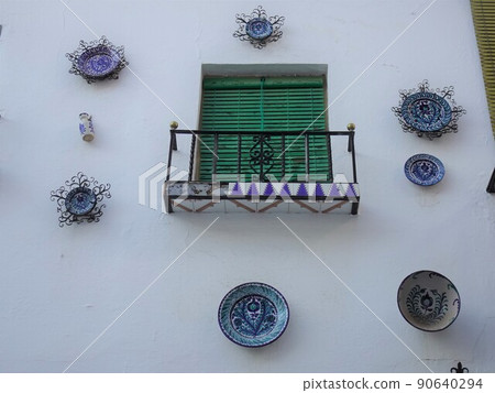 [Spain] White wall decorated with Granada-yaki plates (Granada Albaisin district) 90640294