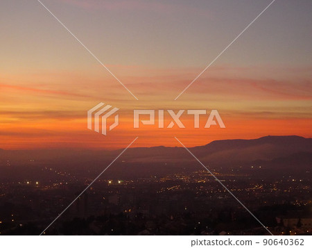 [西班牙] 夕陽照耀下的阿爾拜辛市容（格拉納達）俯瞰聖米格爾阿爾托教堂 90640362