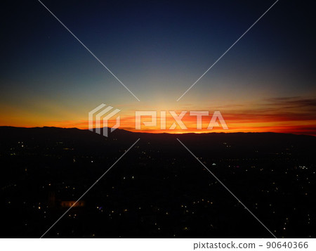 [西班牙] 俯瞰聖米格爾阿爾托教堂的阿爾拜辛夜景（格拉納達） 90640366