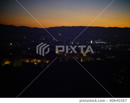[西班牙] 俯瞰聖米格爾阿爾托教堂的阿爾拜辛夜景（格拉納達） 90640367