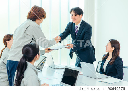 一個穿西裝的男人握手(合同) 一個穿西裝的男人握手(合同) 90640576